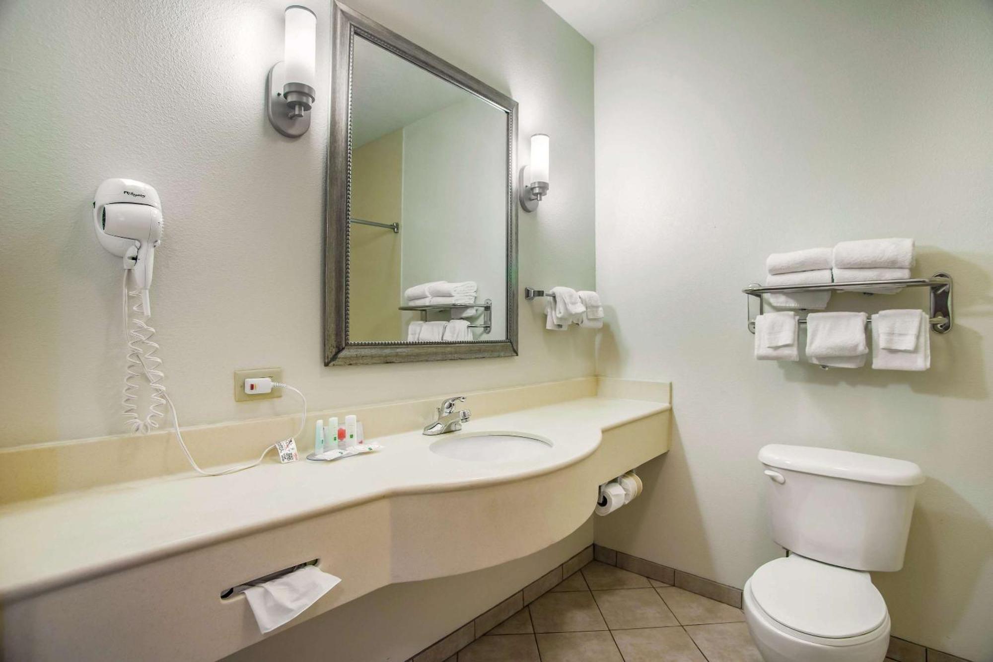 Quality Inn Parsons North Екстериор снимка